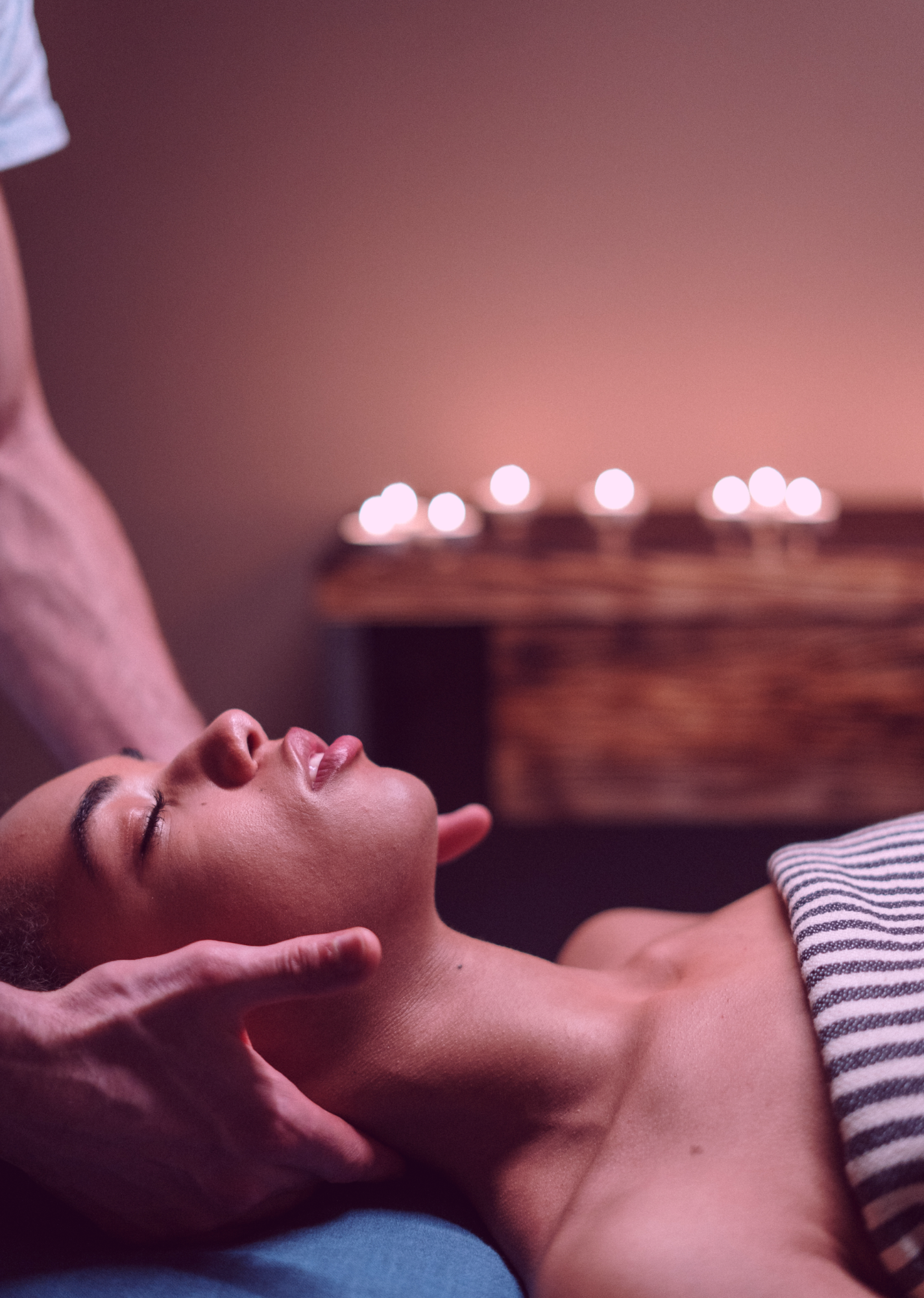 Massage énergétique crâne et visage avec grande relaxation.